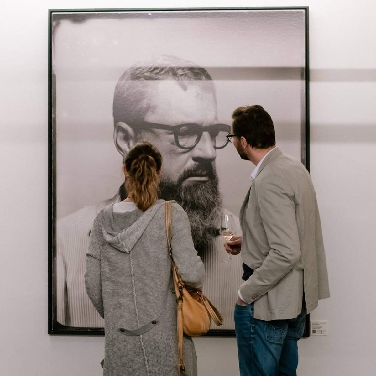 Finissage der Meinungsbilder Ausstellung mit Glasplattenportraits in Köln von dem Fotografen Valery Kloubert
