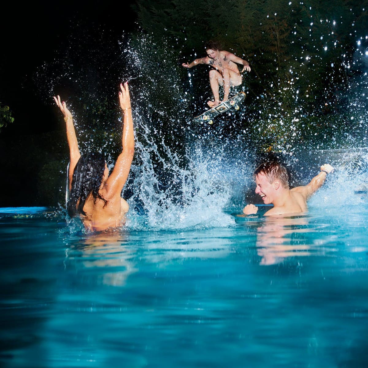 Gaffel Fassbrause Kampagnen Foto 2022. Nachtschwimmen im Pool mit Skateboard. Fotografiert vom kölner Werbefotografen Valery Kloubert in Köln